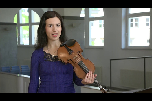 Christine Engelin hält ihre Violine in einem hellen Raum